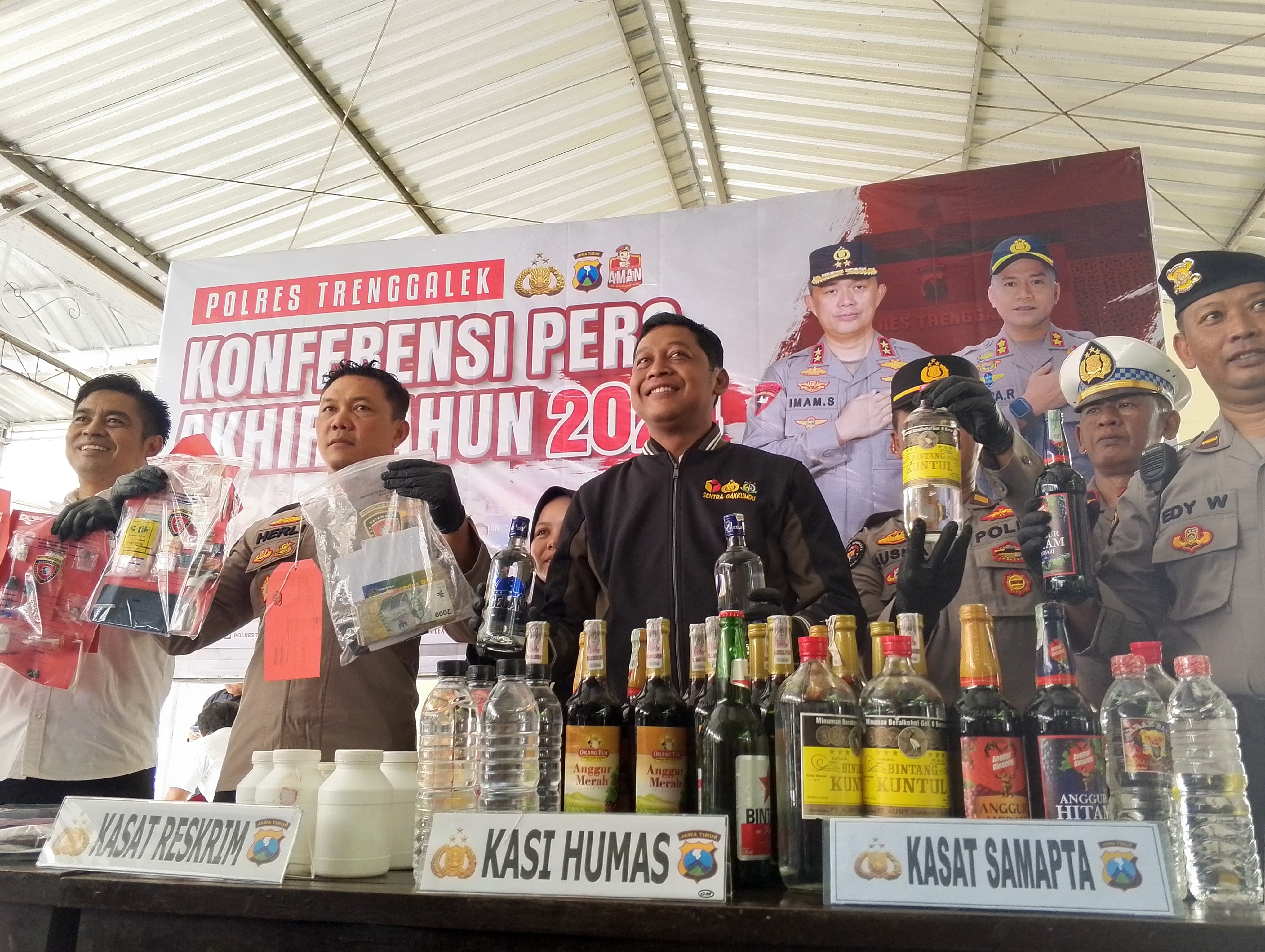 HASIl KEJAHATAN: Wakapolres Trenggalek, Kompol Herlinarto (dua dari kiri) menunjukkan sejumlah barang bukti hasil ungkap kasus kriminal saat konferensi pers akhir tahun