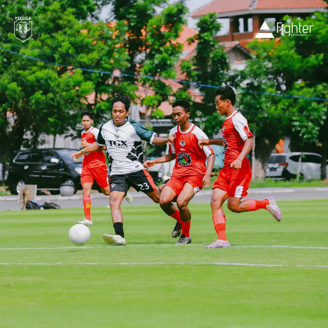 PELAJARAN BERHARGA: Pemain Persiga Trenggalek (putih) berebut bola dengan pemain Nganjuk Ladang FC yang membuat mereka harus menelan kekalahan.