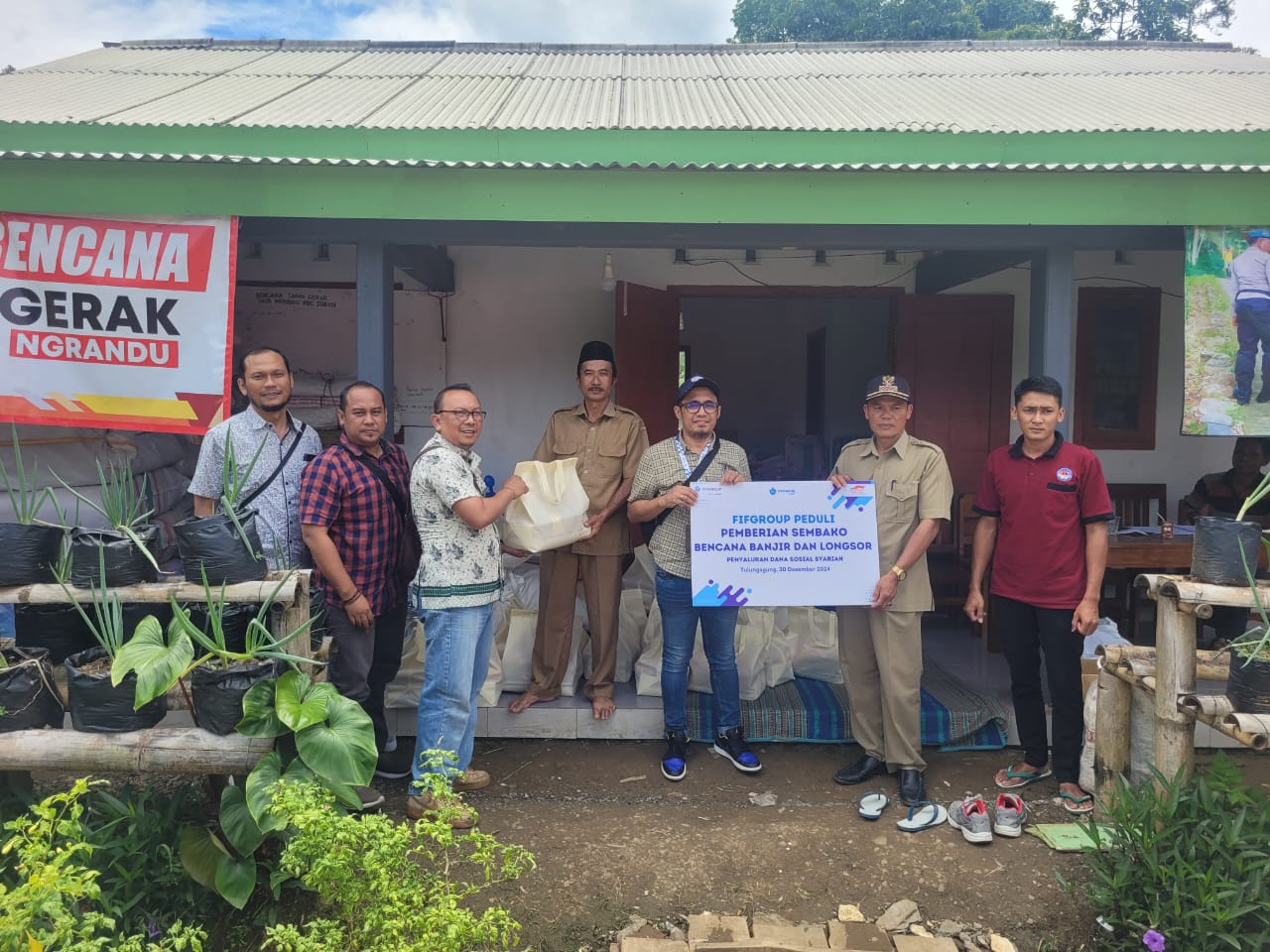 FIFGROUP Peduli: Penyerahan bantuan sembako kepada warga terdampak bencana tanah gerak di Dusun Depok, Desa Ngrandu, Kecamatan Suruh, Kabupaten Trenggalek, pada Senin, 30 Desember 2024.