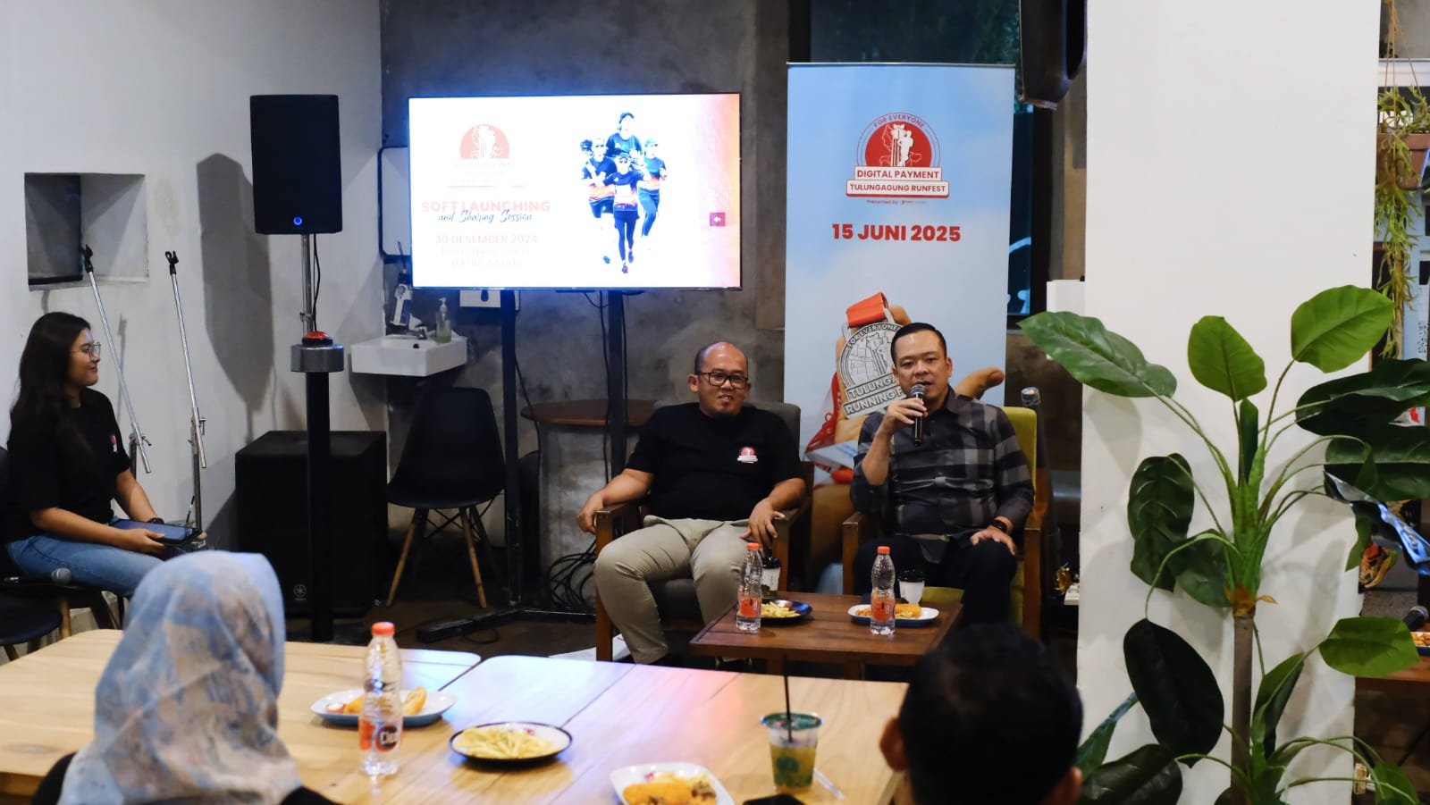 Rizqi Adi Sofyan untuk Radar Tulungagung  Kapolres Tulungagung AKBP Muhammad Taat Resdi menjelaskan soal Digital Payment Bhayangkara Tulungagung Runfest di Foresthree Coffee Senin (30/12).(RIZQI AS)