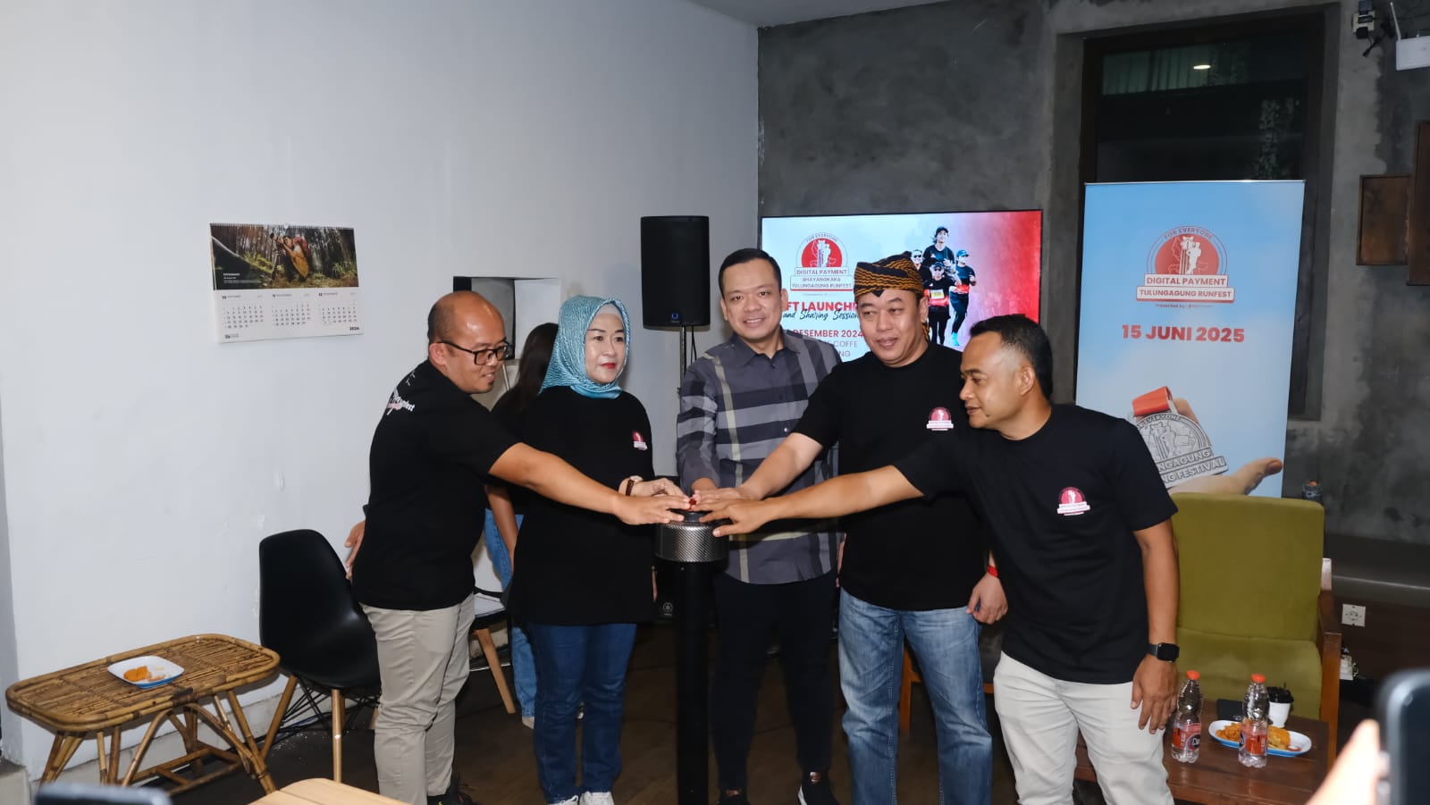 Kapolres Tulungagung AKBP Muhammad Taat Resdi (kemeja kotak)&nbsp; bersama beberapa pejabat di lingkup Pemkab Tulungagung memencet tombol soft launching (RIZQI AS UNTUK RADAR TULUNGAGUNG)
