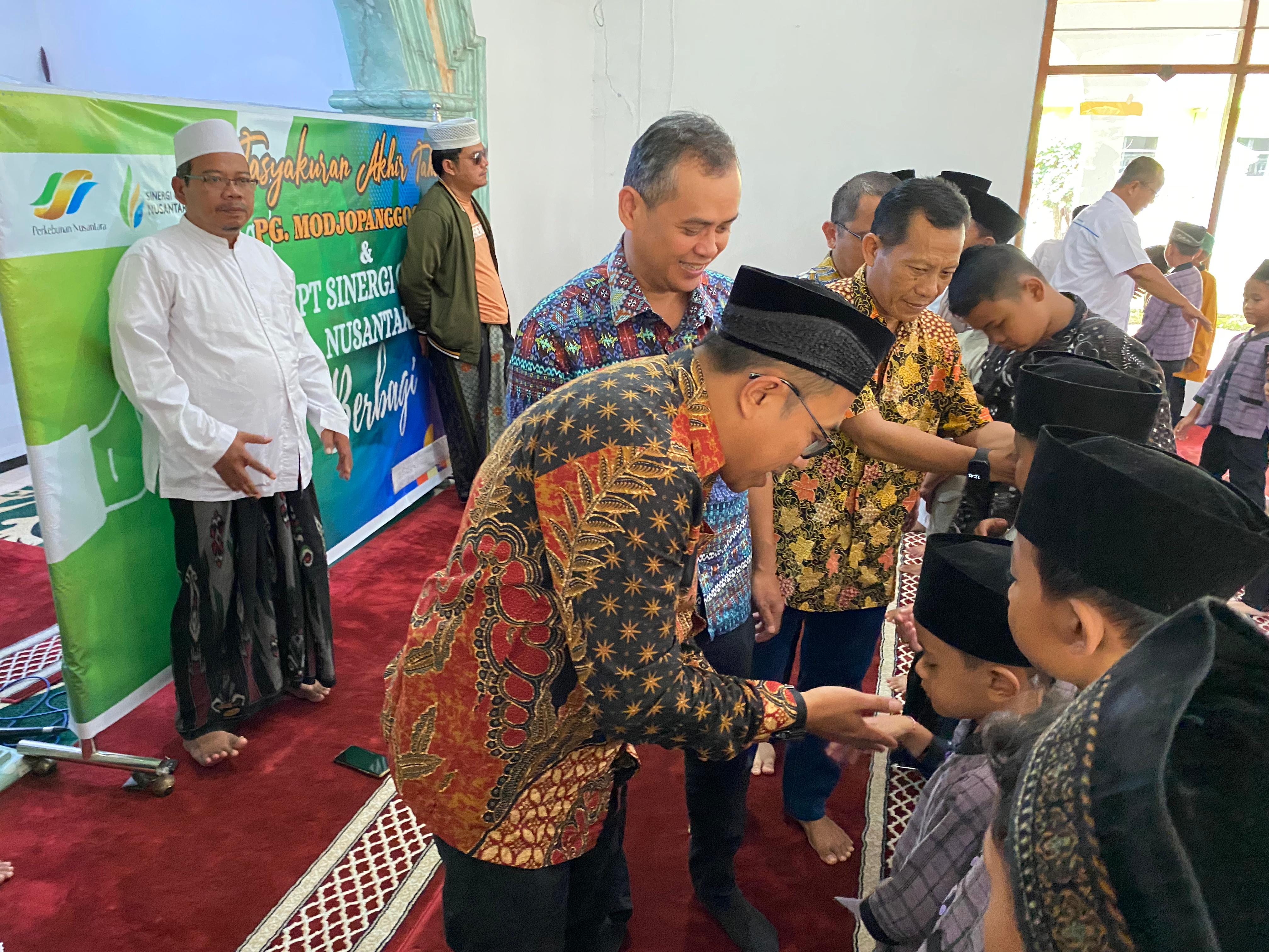 PEDULI : Santunan kepada anak yatim di Masjid An Nur PG Modjopanggoong yang diberikan oleh GM Sugiyanto.