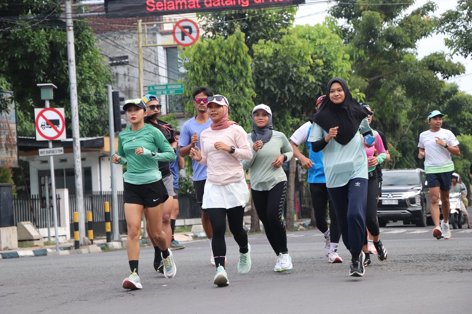 Anggota Tulungagung Runner and Friday Running menyusuri jalan raya Tulungagung-Campurdarat Rabu (1/1). (YOGA DD/RADAR TULUNGAGUNG)