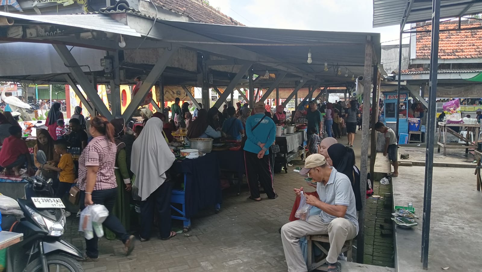 RAMAI: Pengunjung Pasar Senggol menikmati jajanan kuliner yang ada.