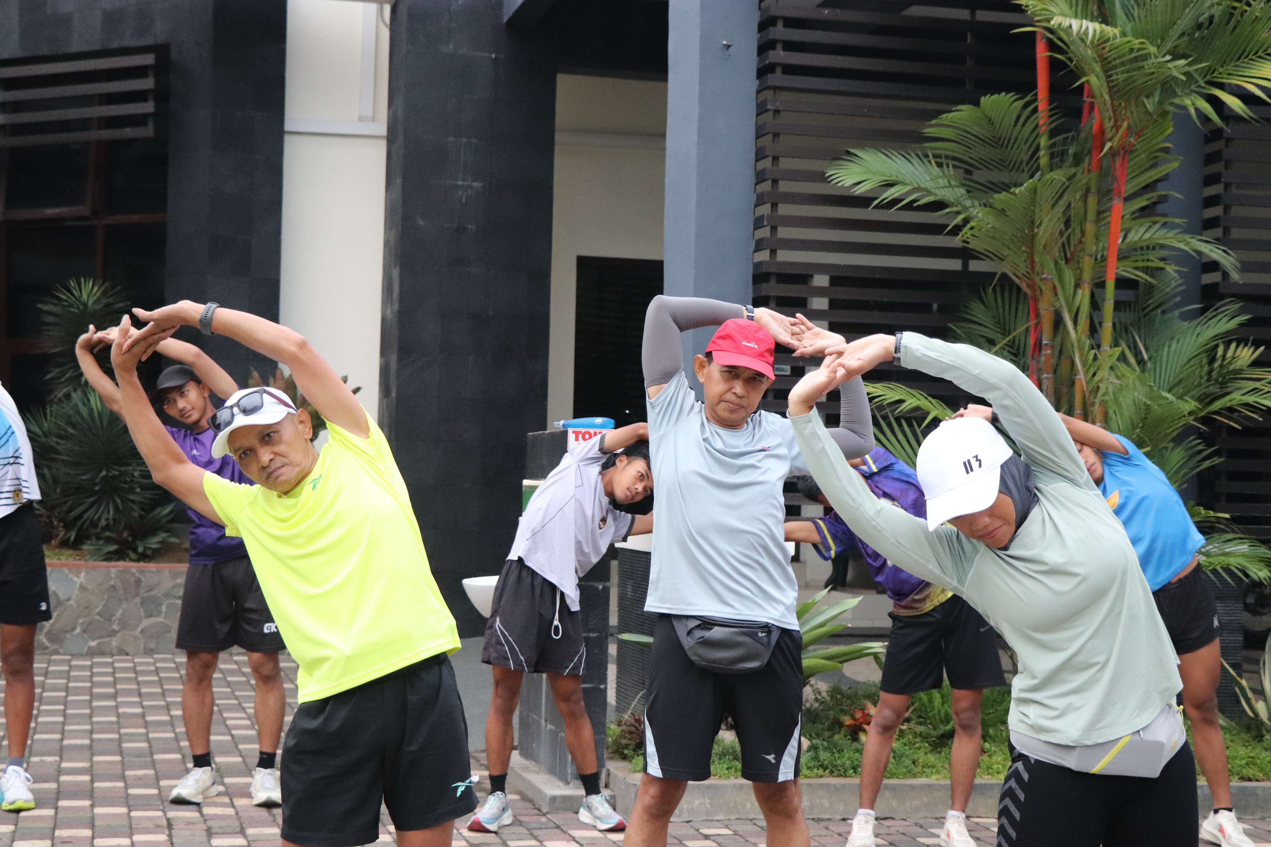 Pemanasan yang cukup diperlukan sebelum berlari. (YOGA DD/RADAR TULUNGAGUNG)