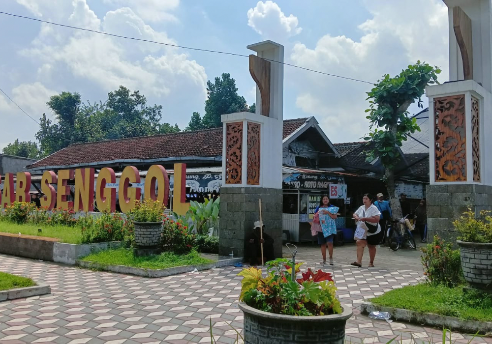 SENANG: Masyarakat setelah belanja di Pasar Senggol.