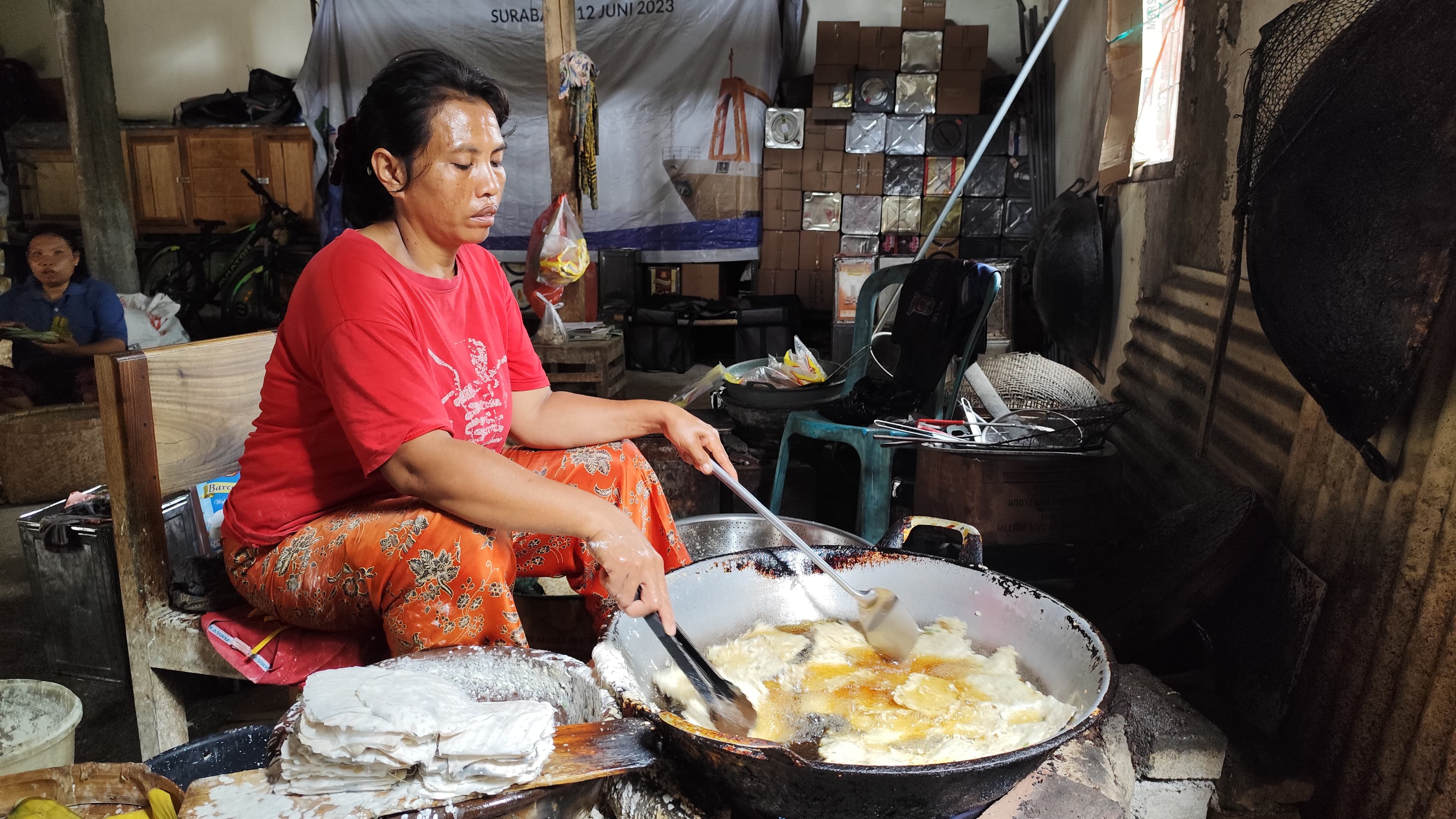 RENYAH: Seorang warga menggoreng keripik tempe di rumah Tutik, di wilayah Cengkong, Kelurahan Tamanan, Kecamatan Trenggalek, beberapa waktu lalu.