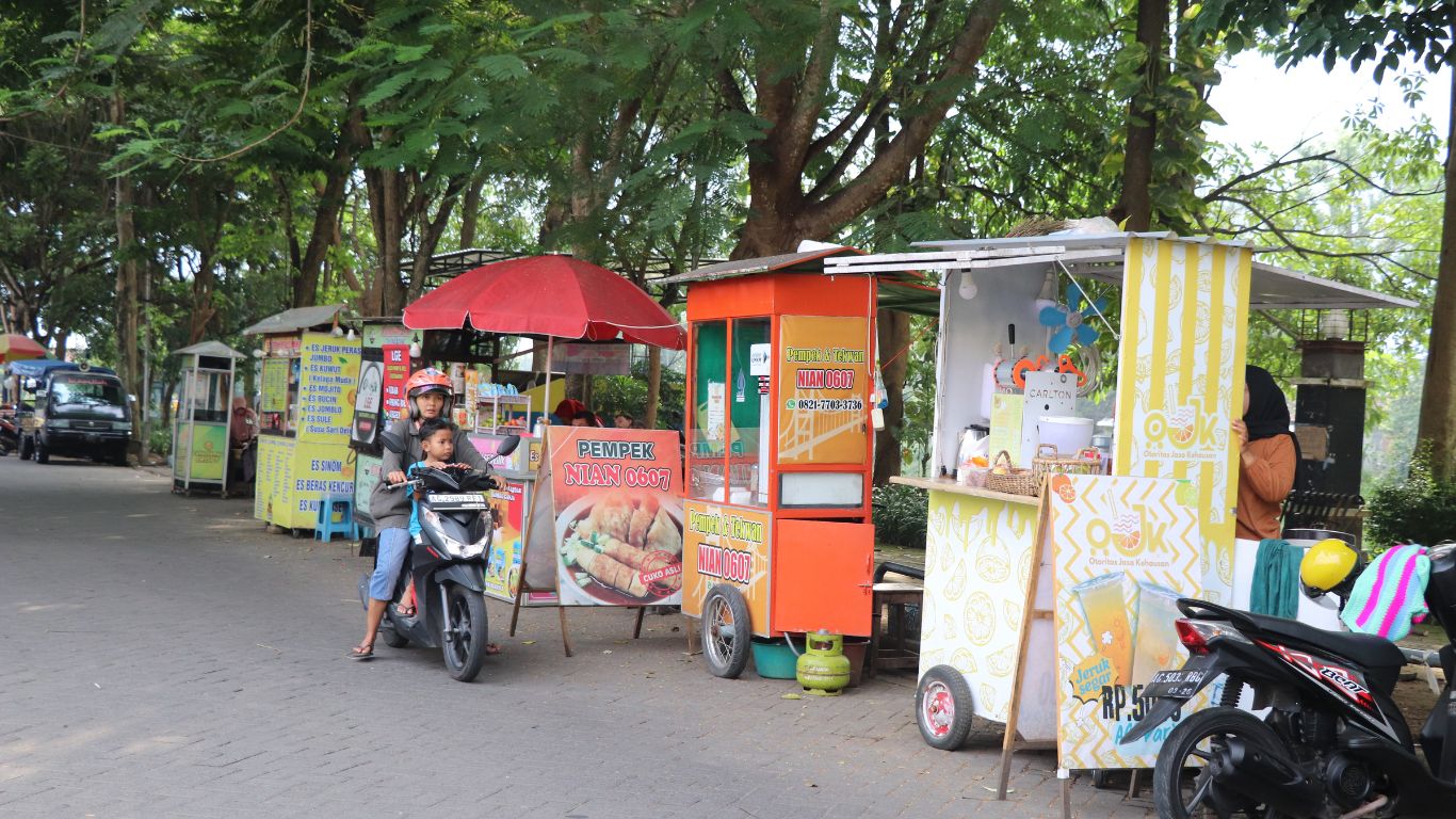 Beragam pedagang makanan memenuhi Wisata Kuliner Pinka di pinggir Sungai Ngrowo.(YOGA DANY DAMARA)