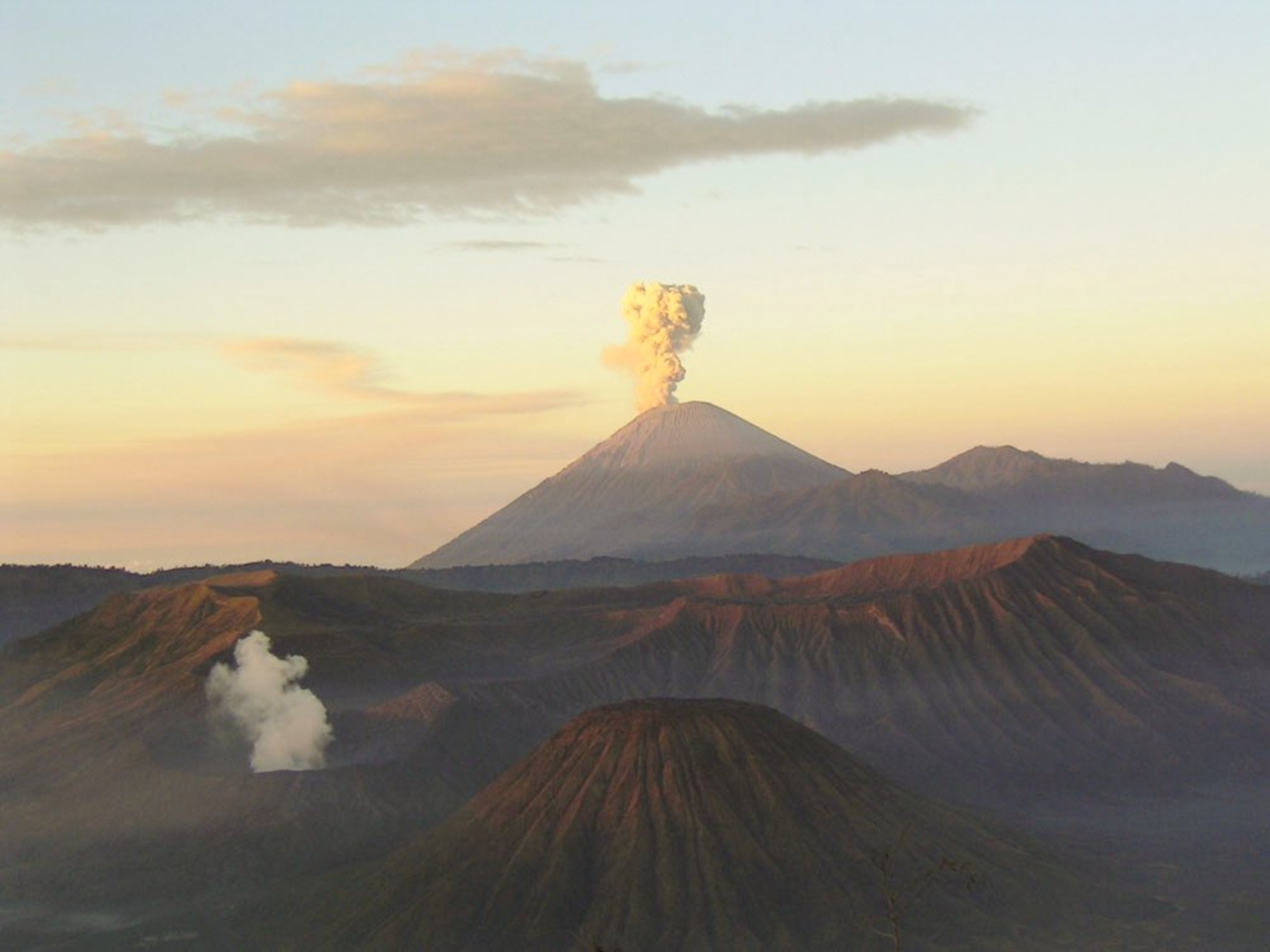 Gunung Semeru dari kejauha nampak mengepulkan asap (wikipedia)
