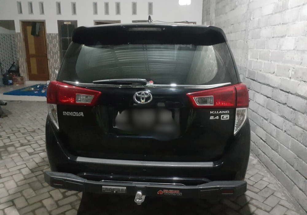 ELEGAN: Toyota Kijang Innova Reborn G Diesel dari belakang