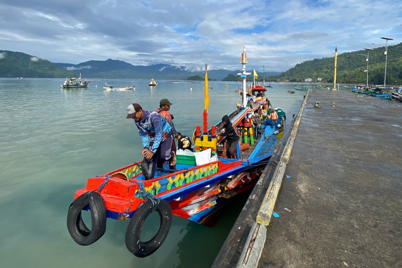 SEMANGAT: Sejumlah nelayan berangkat melaut menggunakan perahu.
