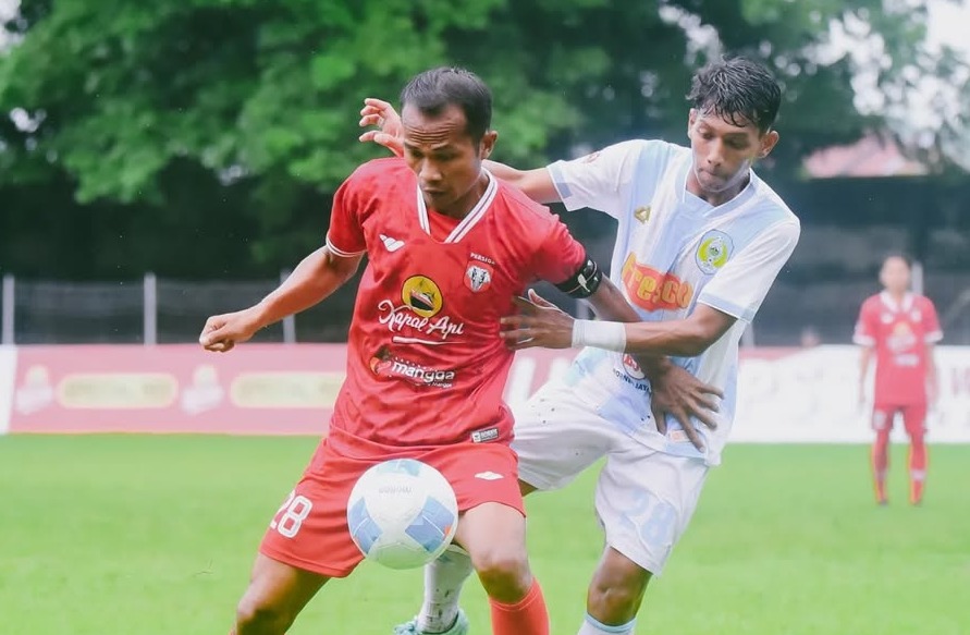 PANTANG MENYERAH: Pemain Persiga Trenggalek (baju merah), berebut bola dengan pemain Persenga Nganjuk dalam pertandingan Liga 4 zona Jawa Timur.