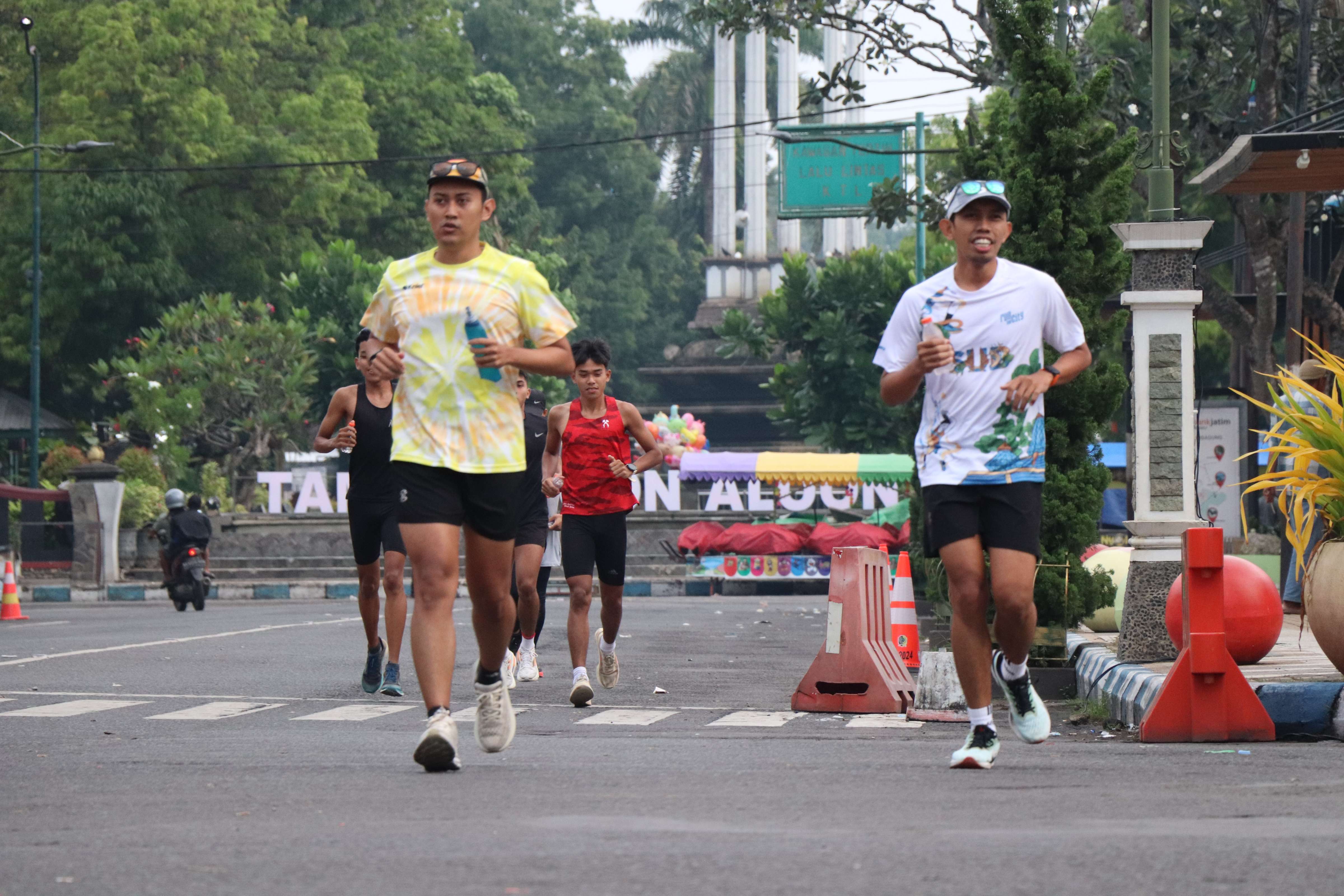 Olahraga lari sekarang menjadi gaya hidup dan digandrungi banyak kalangan (YOGA DD/RADAR TULUNGAGUNG)