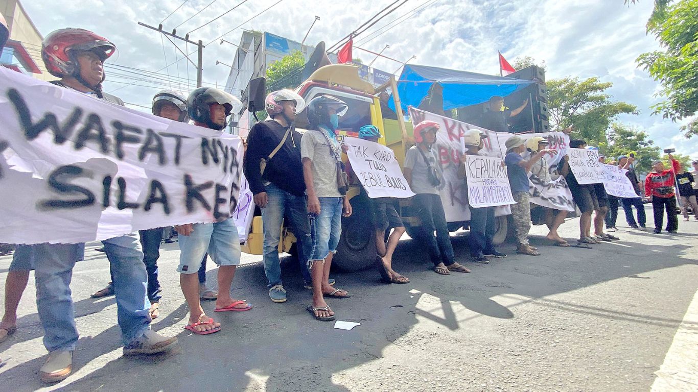 Puluhan masyarakat mengatasnamakan AMPAT berunjuk rasa di depan Kantah ATR/BPN Tulungagung.(DR PERDANA/RADAR TULUNGAGUNG)