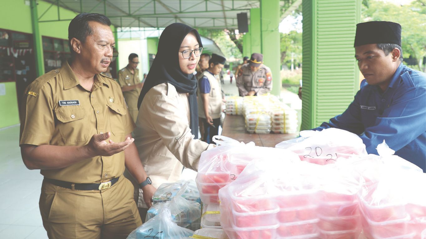 Sekda Tulungagung Tri Hariadi meninjau menu untuk program makan bergizi gratis (MBG).