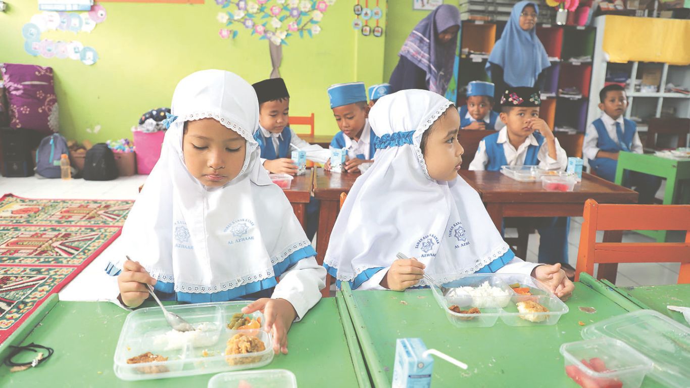 Siswa LPI Al Azhaar sedang menikmati makan siang gratis yang menjadi  salah satu program pemerintah pusat.