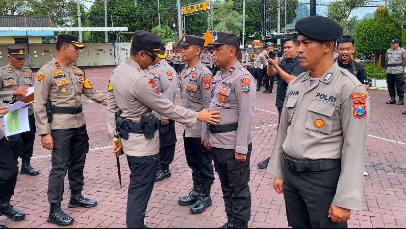 TEGAS: Kapolres Trenggalek AKBP Indra Ranu Dikarta memeriksa kondisi fisik anggotanya.