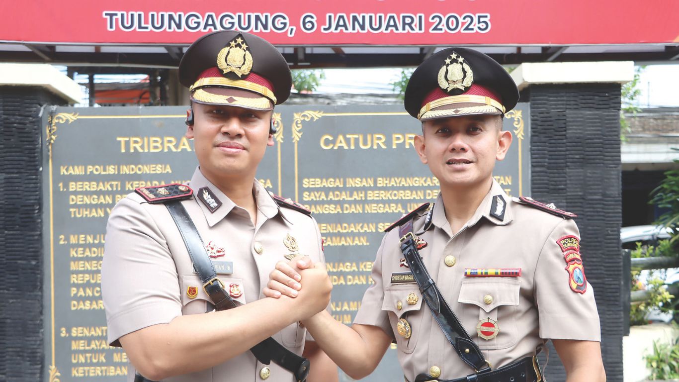 Kompol Arie Taufan Budiman (kiri)  menggantikan Kompol Christian  Bagus Yulianto yang menjadi Wakapolres Jombang.