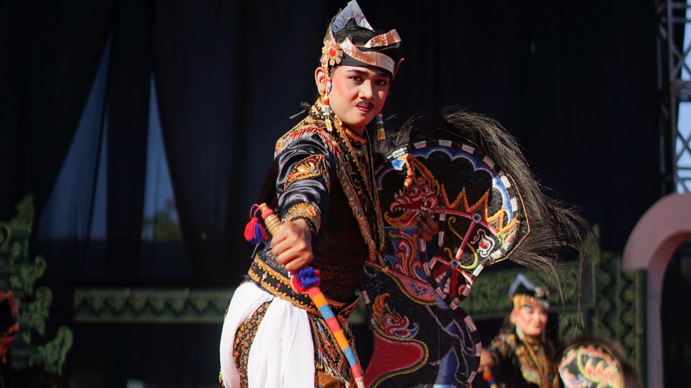 Mochamad Makruf Arifin tampil di sebuah acara dengan membawakan tari jaranan.