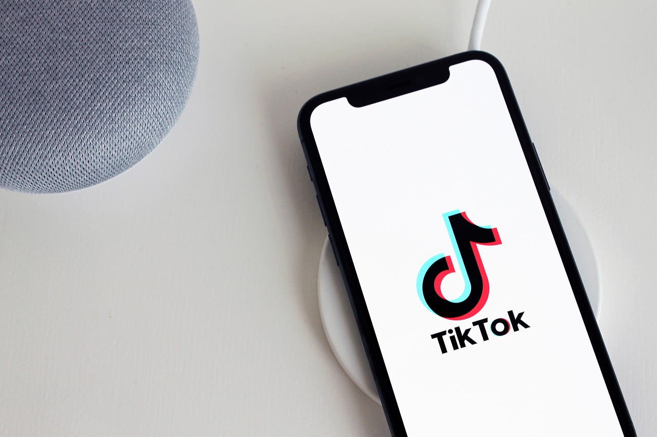Cukup dengan rebahan, begini cara menghasilkan cuan dari Tiktok.