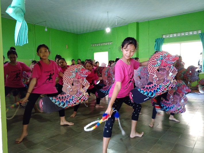 RANCAK: anak-anak belajar menari jaranan Turonggo Yakso dengan membawa pecut.