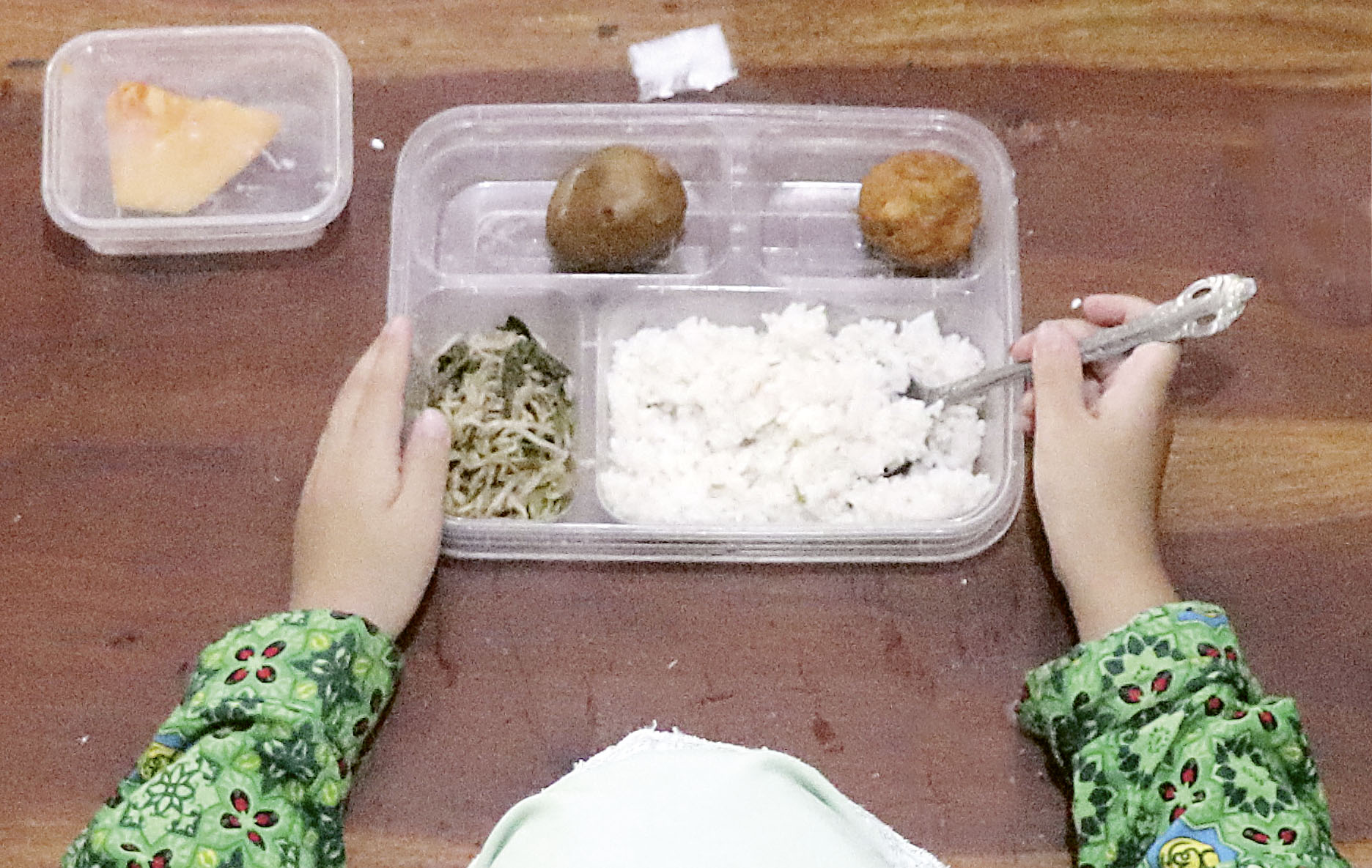 Siswa LPI Al Azhaar menikmati menu Makan Bergizi Gratis. Saat ini, Dinkop UM Tulungagung menunggu juklak  terbaru untuk melibatkan koperasi.