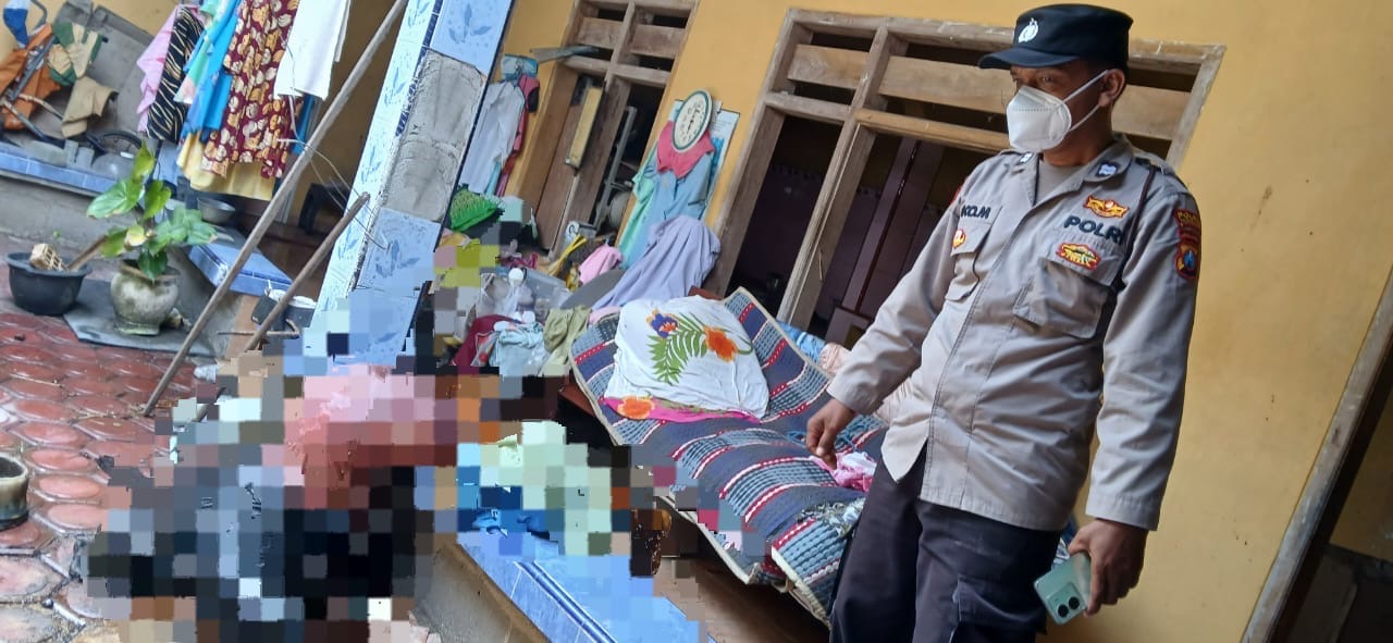 GEGER: Petugas Polres Tulungagung saat melakukan olah TKP penemuan mayat lansian membusuk dipenuhi belatung.