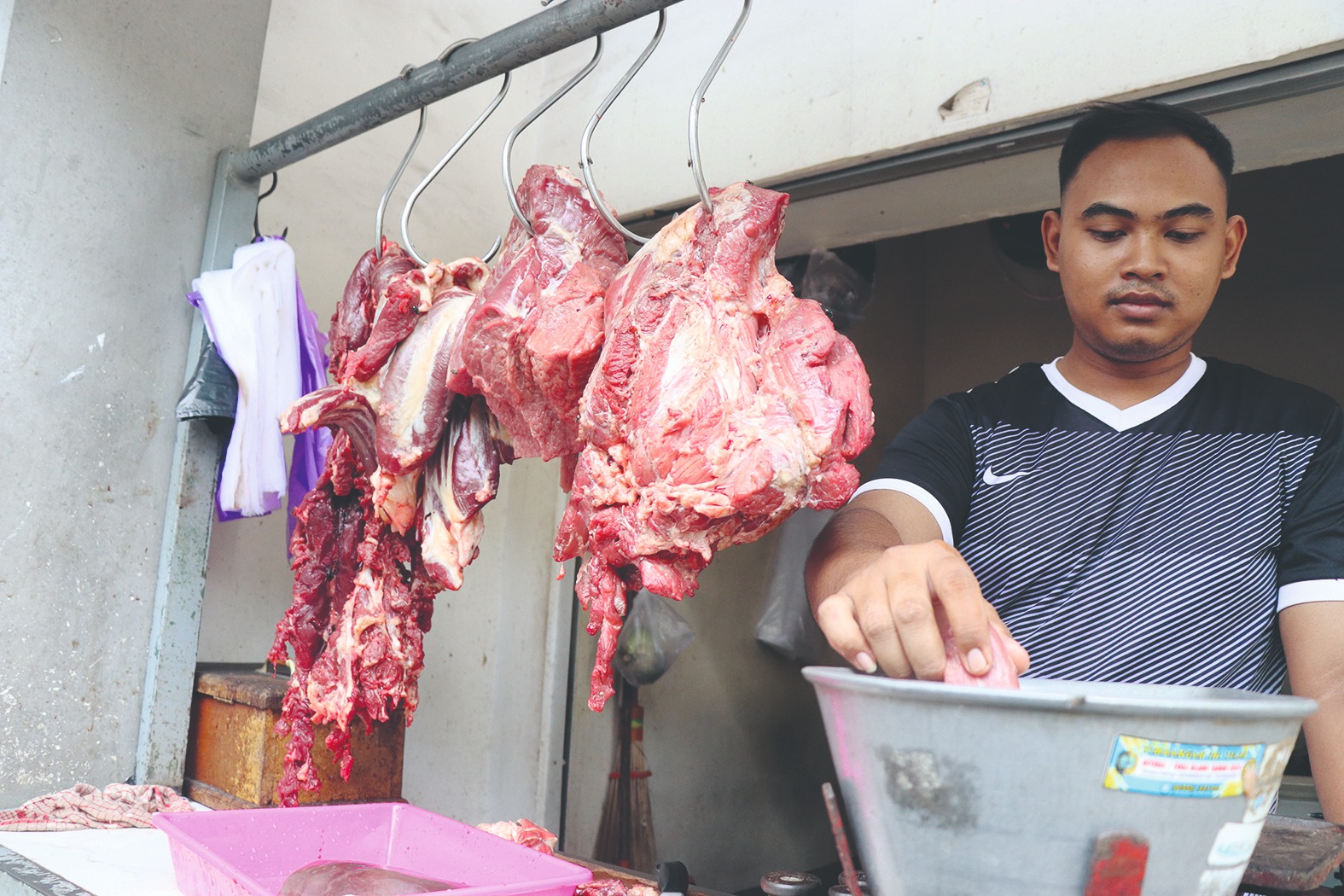 Pedagang daging di Pasar Ngemplak Tulungagung merasakan dampak dari merebaknya PMK (YOGA DD/RADAR TULUNGAGUNG)