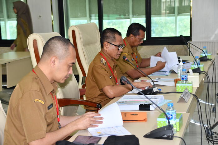 FOKUS: Pj Bupati Tulungagung Heru Suseno (tengah) saat menyampaikan paparan kepada tim evaluasi di kantor Inspektorat Jenderal Kemendagri, Senin (13/1).