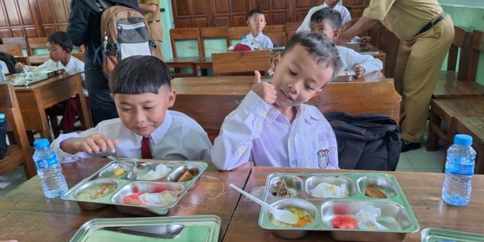 Salah satu siswa SDN 1 Tanjungsari menikmati program makan bergizi gratis, kemarin
