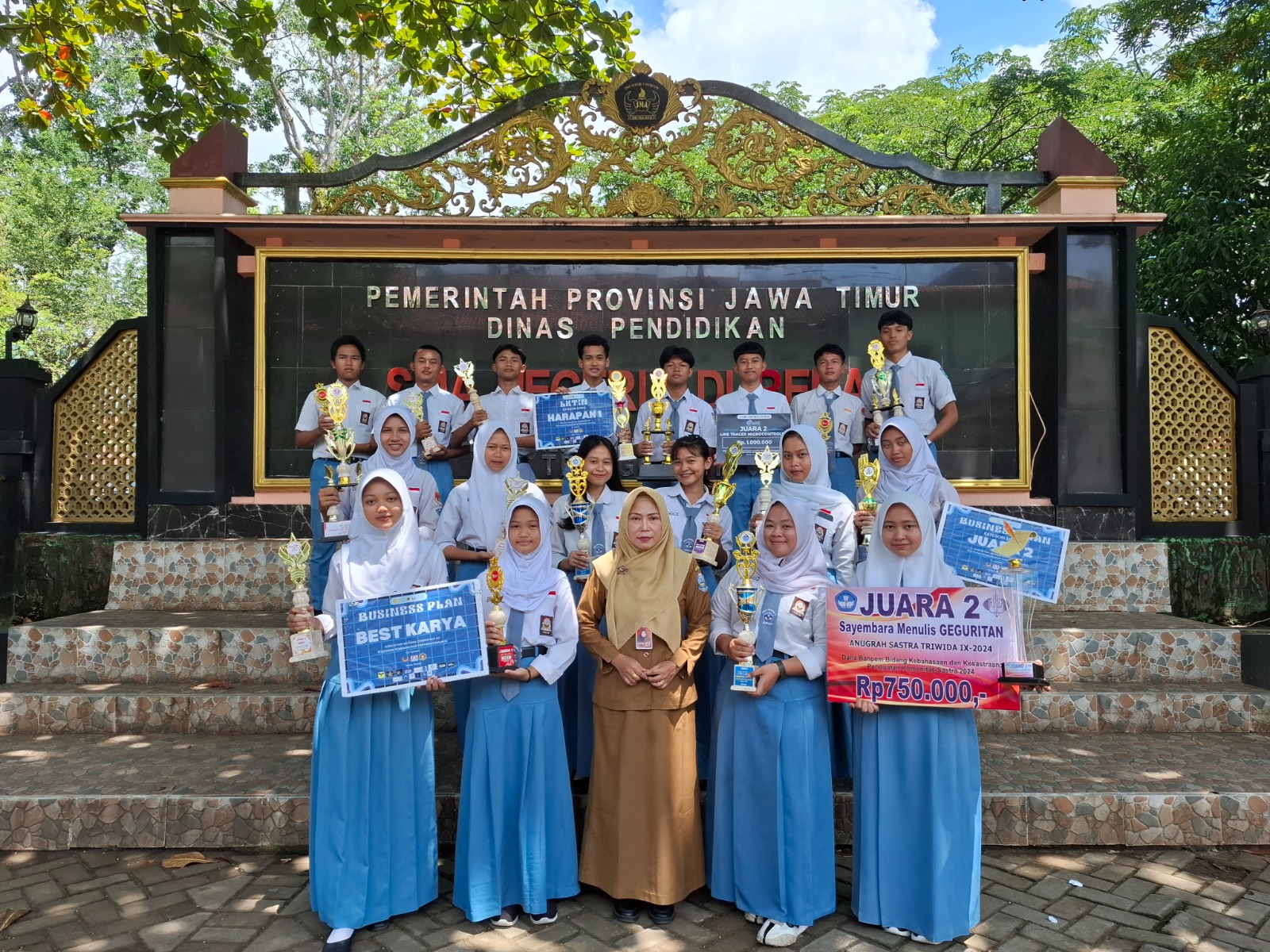 MEMBANGGAKAN: Kepala SMA Negeri 1 Durenan, Yessy Erma Kusuma Santi, foto bersama sejumlah siswa berprestasi.
