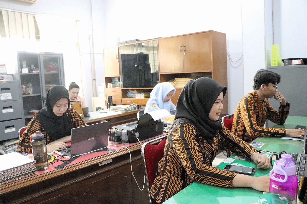 Beberapa aparatur sipil negara (ASN) sedang mengerjakan tugas. Pemkab Tulungagung mengalihkan fokus pada PPPK tahap kedua.