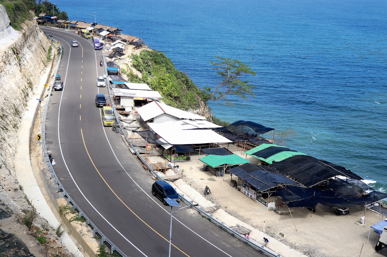Pemandangan JLS Sine di Kecamatan Kalidawir yang beraspal mulus. Salah satu target PAD dipengaruhi infrastruktur jalan.(YOGA DANY DAMARA)