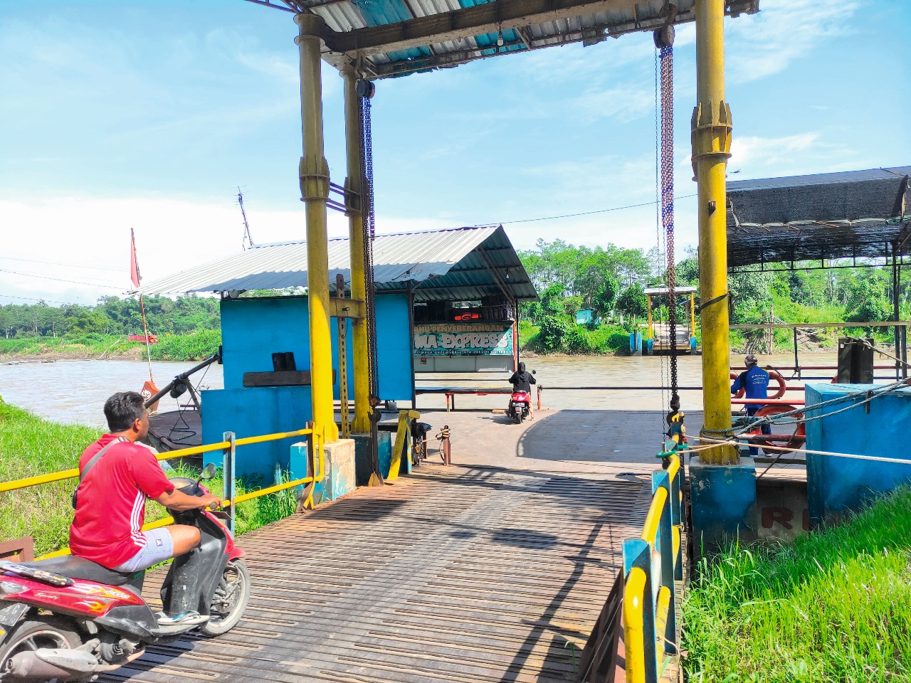 Suasana tambangan tradisional di Lingkungan 9, Desa/Kecamatan Ngunut yang terdampak musim penghujan hingga omzet menurun.(SANDY SY/RADAR TULUNGAGUNG)