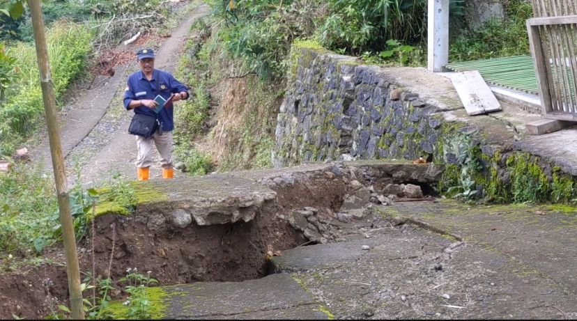 RUSAK: Salah satu kondis jalan penghubung di Desa Ngrandu Kecamatan Suruh yang terdamapk tanah gerak.