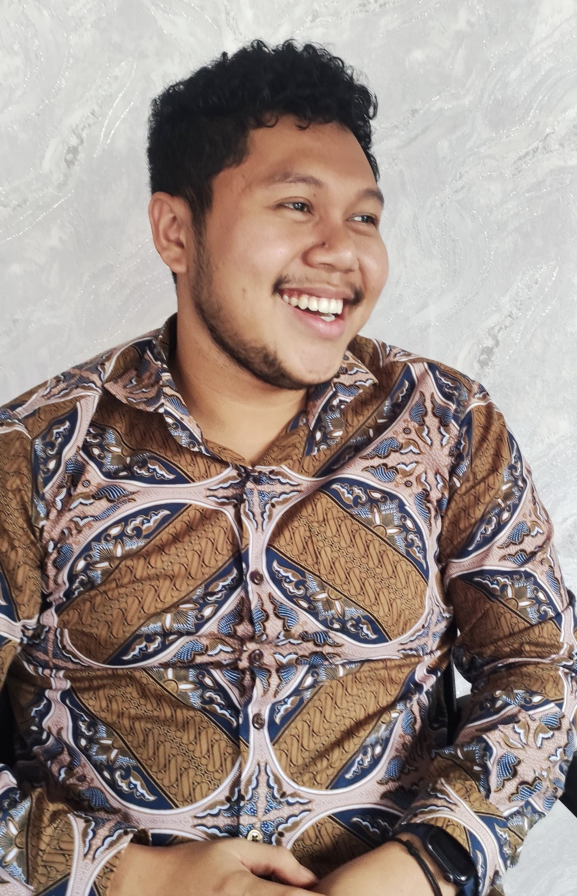 BERKOMPETEN: Iqmal Eaby Mugy Mahawidya, SH.,   Alumni Fakultas Hukum Universitas Brawijaya Malang, yang hobi ngopi dan siap untuk diajak berdiskusi.