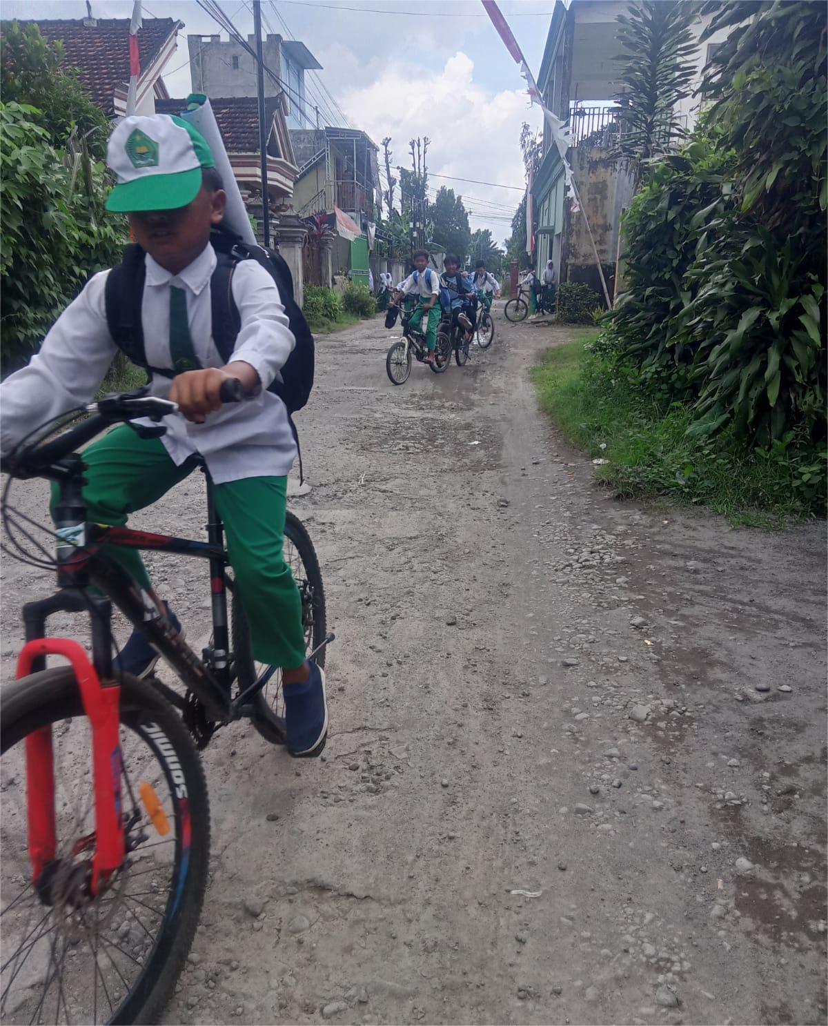RUSAK: Kondisi jalan di Desa Tanjung, Kecamatan Kalidawir. Aspal sudah mengelupas. Pengajuan untuk perbaikan sudah beberapa kali dilakukan, tapi belum terwujud