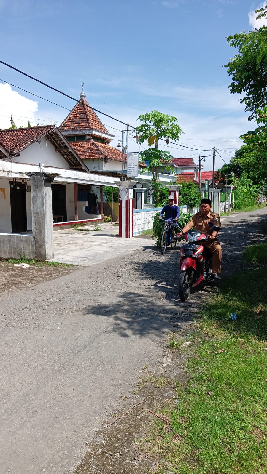 RUSAK: Kondisi jalan di Desa Tanjung, Kecamatan Kalidawir. Aspal sudah mengelupas. Pengajuan untuk perbaikan sudah beberapa kali dilakukan, tapi belum terwujud.
