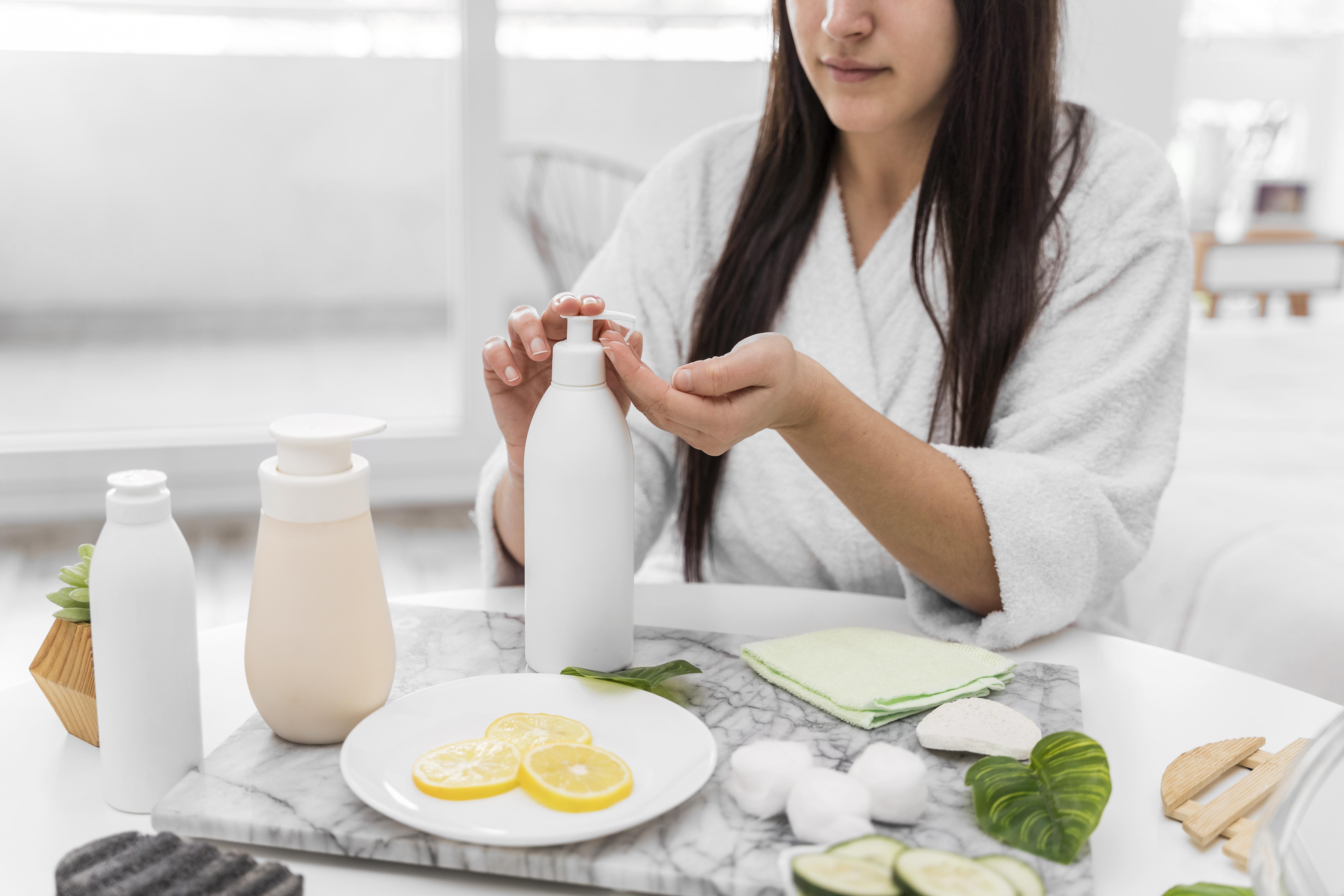 Ilustrasi penggunaan body care.(freepik)