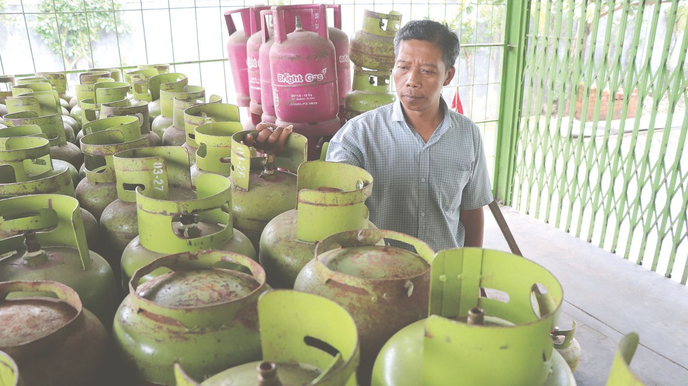 Deretan tabung gas elpiji 3 kg di pangkalan milik Wanto di Kelurahan Kepatihan, Kecamatan Tulungagung, kemarin (15/1). Kenaikan si tabung melon bisa berimbas ke banyak hal.