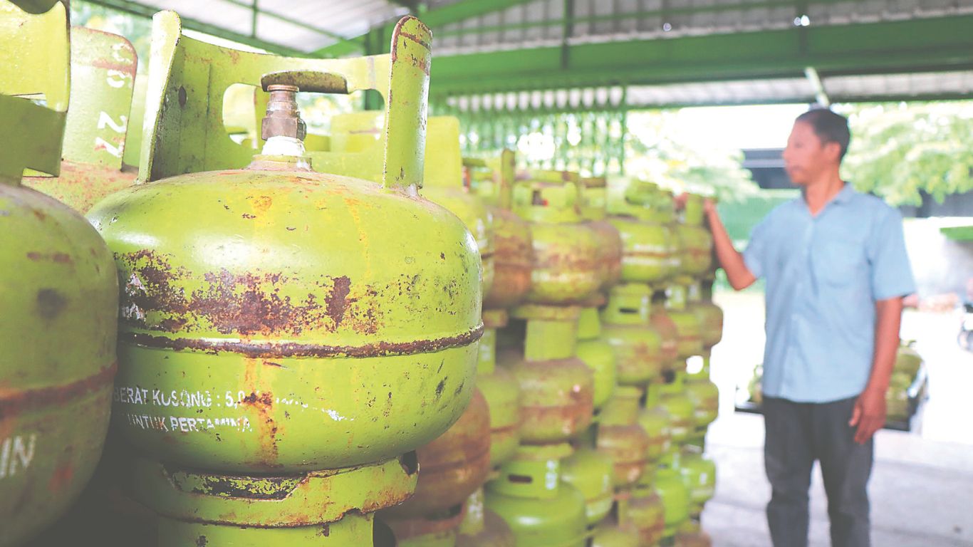Deretan tabung gas elpiji 3 kg di pangkalan milik Wanto di Kelurahan Kepatihan, Kecamatan Tulungagung.