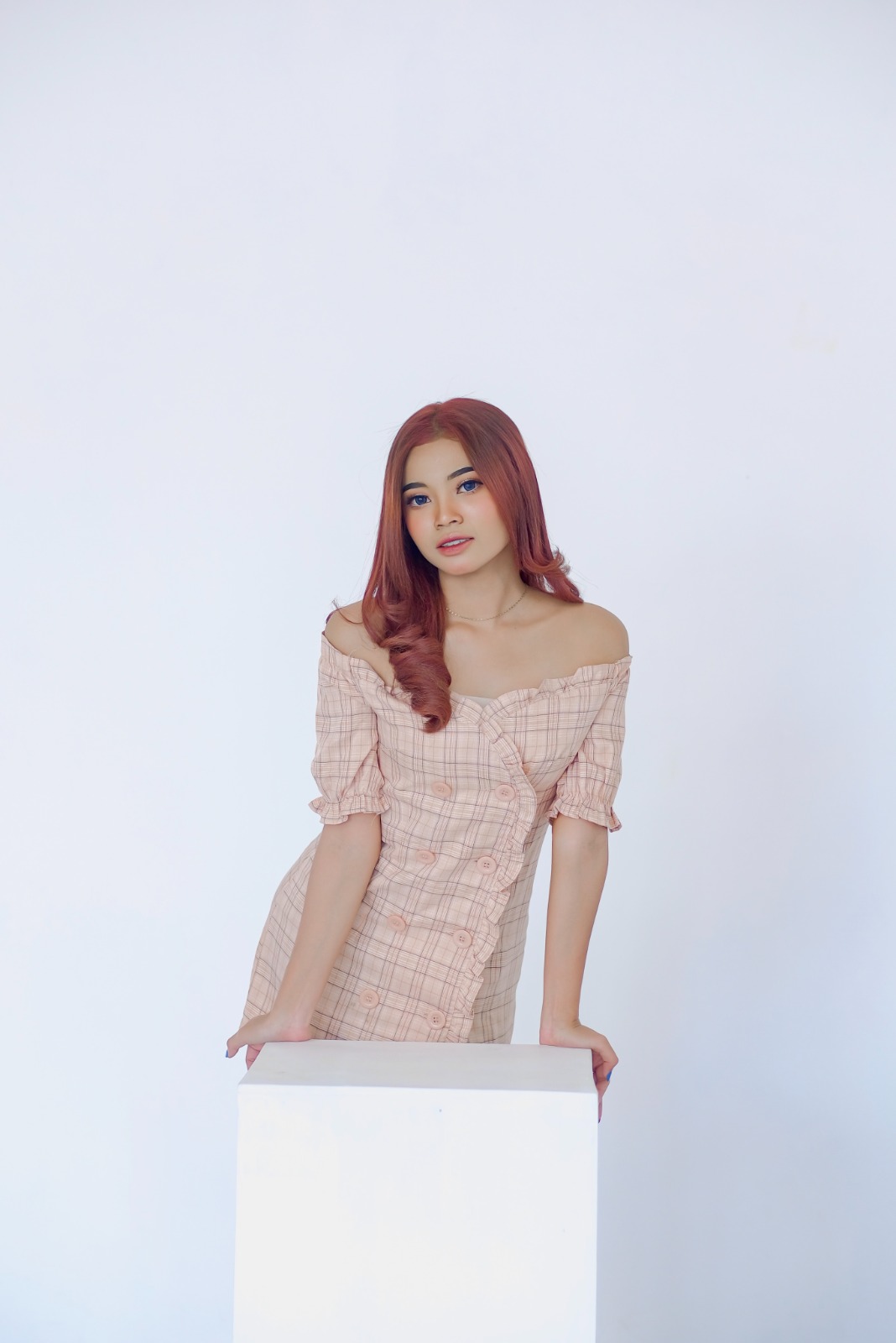 CANTIK: Mella Fransiska Putri berpose saat sesi pemotretan
