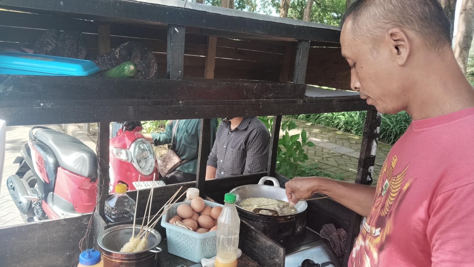 Pedagang kaki lima ikut merasakan dampak kenaikan elpiji melon. Mereka enggan naikkan harga dagangan lantaran takut sepi pembeli.