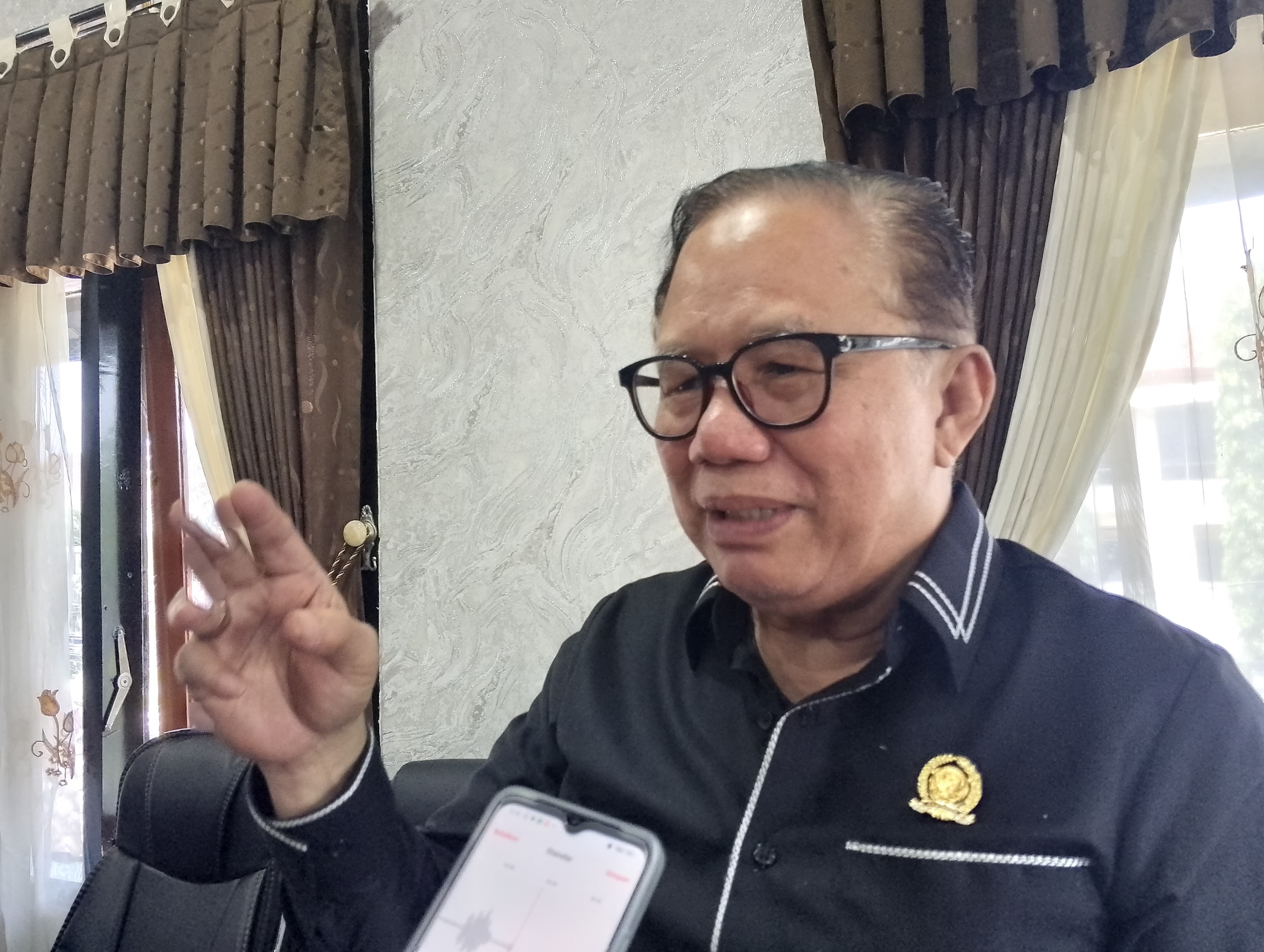 KRITISI: Ketua Komisi I, M. Husni Tahir Hamid saat memberikan keterangan kepada awak media.