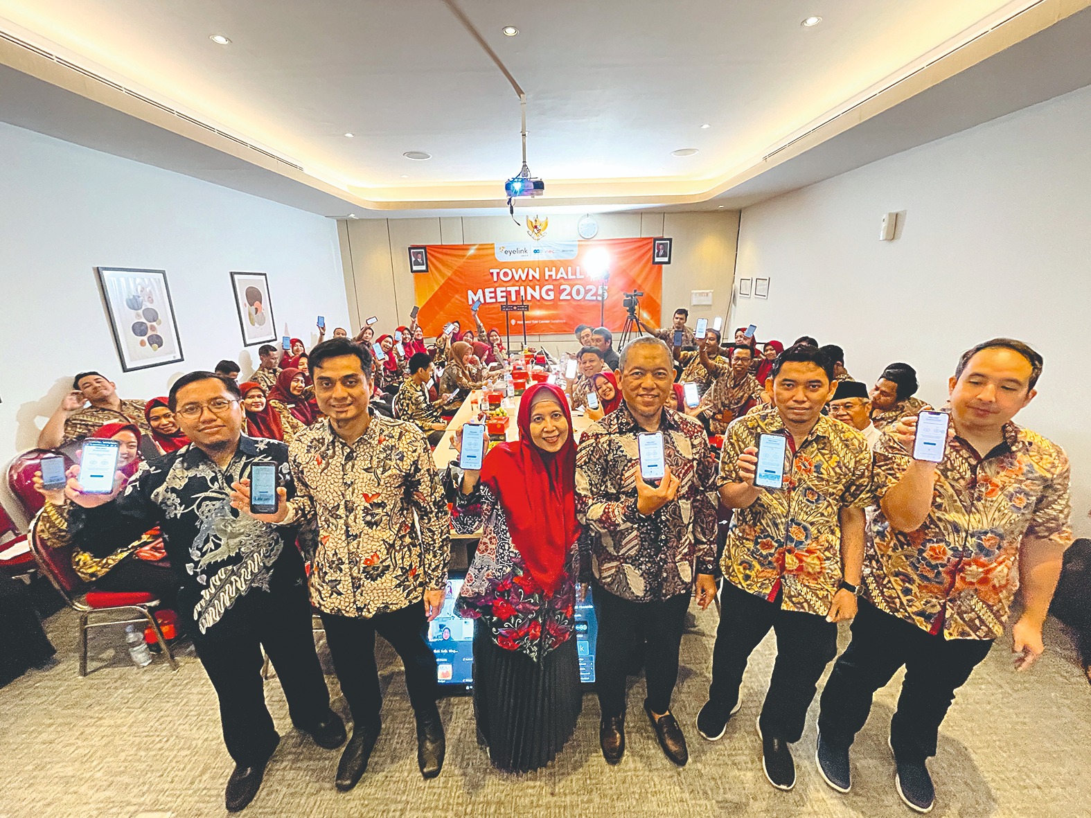 Tes Mata Online : Para direksi Eyelink Group menunjukkan hasil tes online, pada peluncuran tes mata online Melihat #LebihJelas di National Eye Center Surabaya.