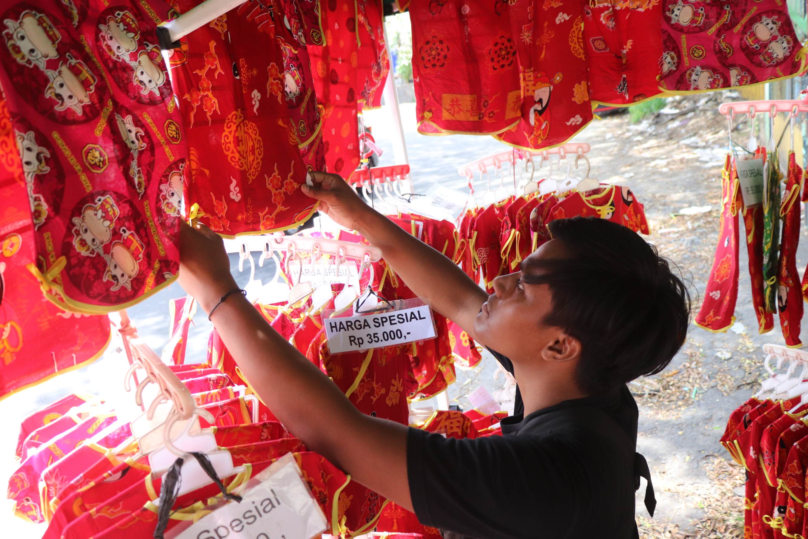 Penjual baju Imlek di Tulungagung (YOGA DD/RADAR TULUNGAGUNG)