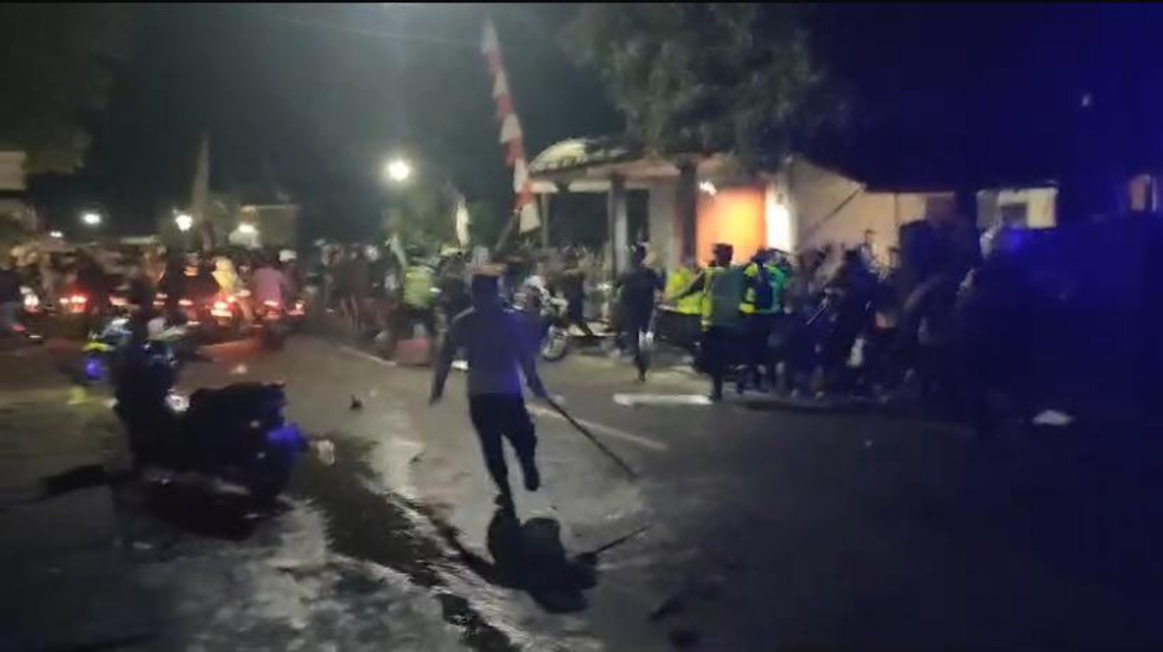 Tangkapan layar video saat polisi membubarkan pesilat di depan Polsek Watulimo, Trenggalek