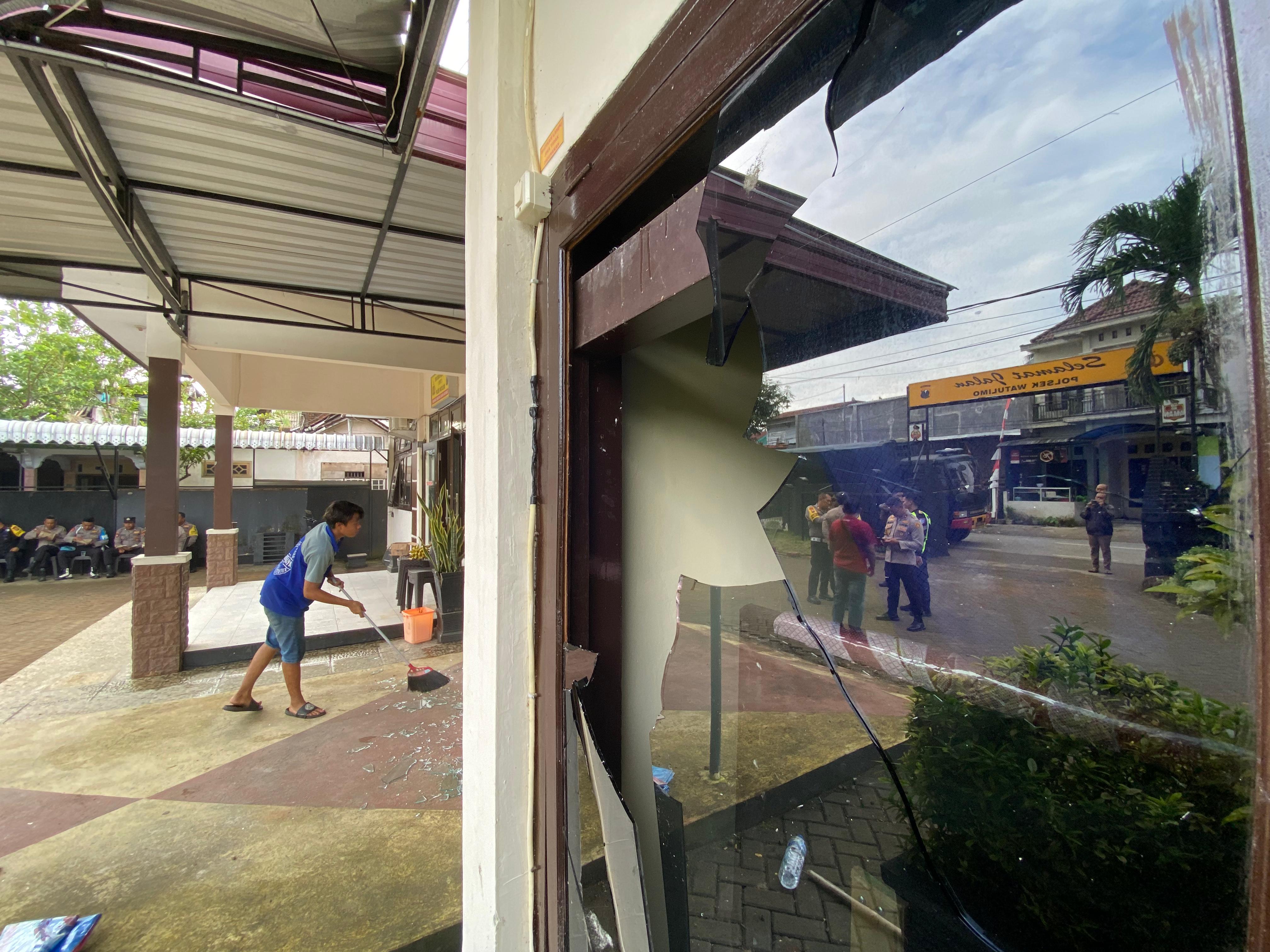 Salah satu kaca kantor Polsek Watulimo yang rusak akibat dilempari pesilat pada Senin (20/1) malam. (DR PERDANA/RADAR TRENGGALEK)