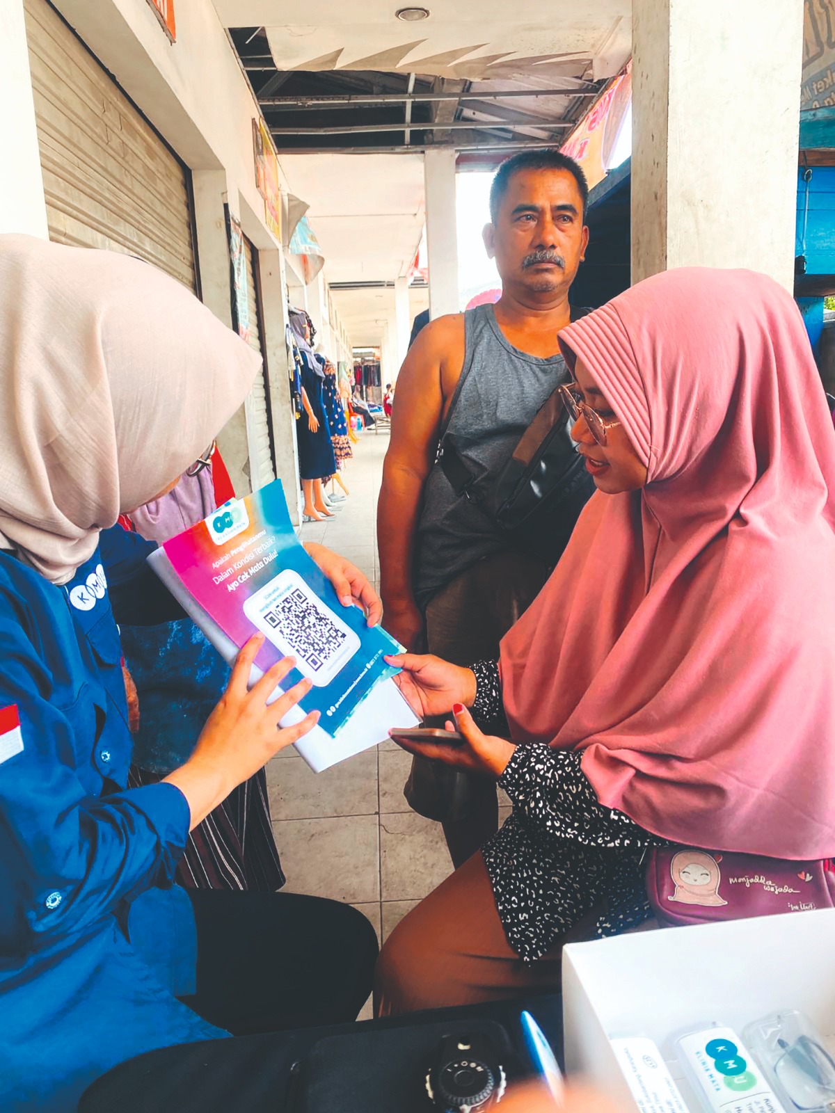 Praktis: Salah satu masyarakat saat melakukan tes mata online melihtlebihjelas.id untuk mengetahui kondisi mata terkini melalui gawai.