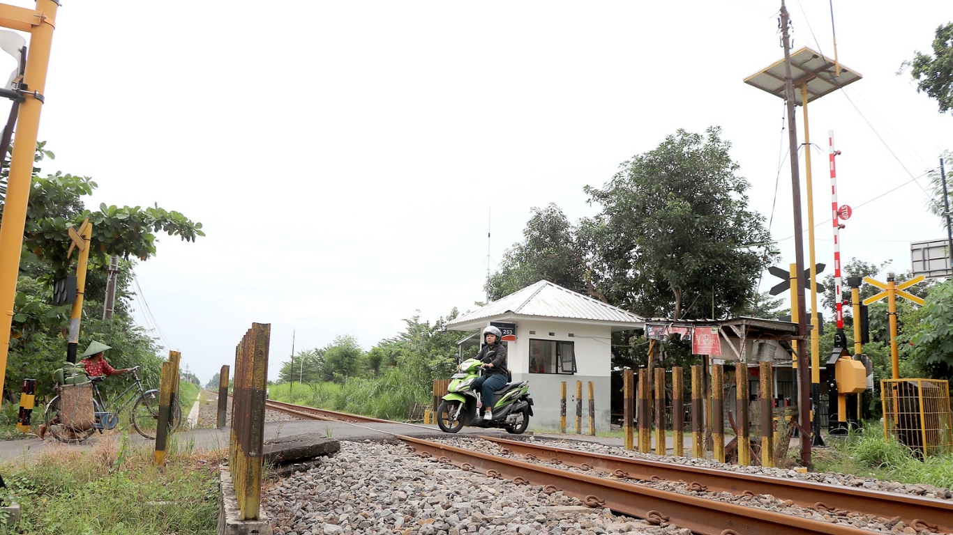 Pengguna jalan saat melintas di jalur perlintasan  kereta api JPL 253 di Desa Gendingan,  Kecamatan Kedungwaru, Tulungagung.